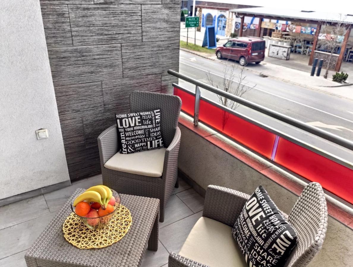 Holiday Apartman ชาร์วาร์ ภายนอก รูปภาพ