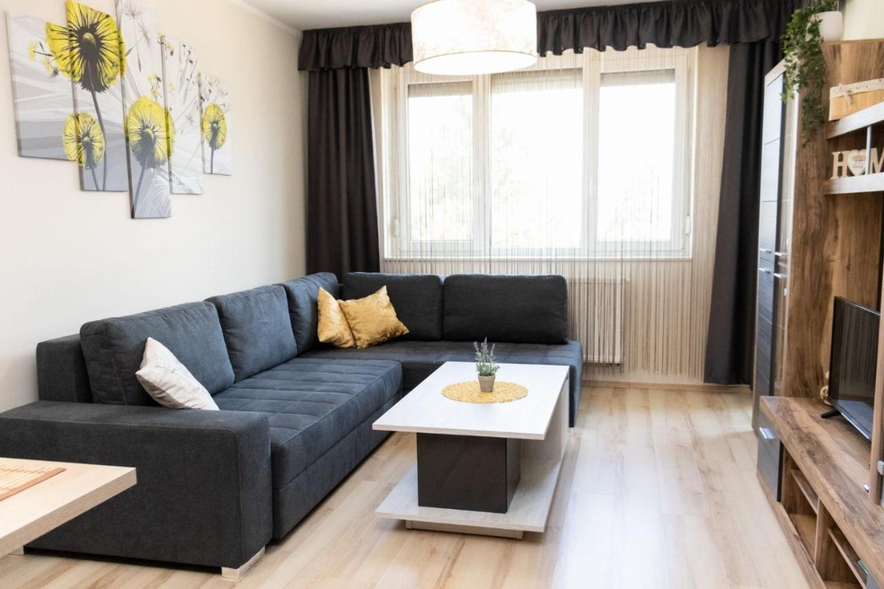 Holiday Apartman ชาร์วาร์ ภายนอก รูปภาพ